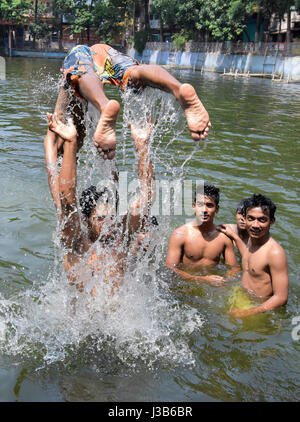 Dhaka, Bangladesh. Le 05 mai, 2017. Sur l'été chaud midi, peuple bangladais se baigner dans l'eau polluée d'un étang, à Dhaka, au Bangladesh. Température dans Dhaka atteint 39 degrés Celsius le 5 mai. Credit : SK Hasan Ali/Alamy Live News Banque D'Images