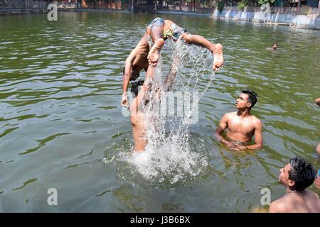 Dhaka, Bangladesh. Le 05 mai, 2017. Sur l'été chaud midi, peuple bangladais se baigner dans l'eau polluée d'un étang, à Dhaka, au Bangladesh. Température dans Dhaka atteint 39 degrés Celsius le 5 mai. Credit : SK Hasan Ali/Alamy Live News Banque D'Images