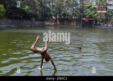 Dhaka, Bangladesh. Le 05 mai, 2017. Sur l'été chaud midi, peuple bangladais se baigner dans l'eau polluée d'un étang, à Dhaka, au Bangladesh. Température dans Dhaka atteint 39 degrés Celsius le 5 mai. Credit : SK Hasan Ali/Alamy Live News Banque D'Images