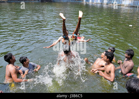 Dhaka, Bangladesh. Le 05 mai, 2017. Sur l'été chaud midi, peuple bangladais se baigner dans l'eau polluée d'un étang, à Dhaka, au Bangladesh. Température dans Dhaka atteint 39 degrés Celsius le 5 mai. Credit : SK Hasan Ali/Alamy Live News Banque D'Images