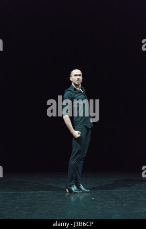 Londres, Royaume-Uni. 4 mai, 2017. Agudo Dance Company présente SILK ROAD réalisé par José Agudo & Mavin Khoo à Lilian Baylis Studio Sadler's Wells Theatre de Londres. Credit : Danilo Moroni/Alamy Live News Banque D'Images