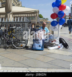 Montpellier, en Occitanie, en France. 5e mai 2017. Élection présidentielle française : Stand et distribution de tracts en faveur d'Emmanuel Macron, candidat finaliste pour la présidence de la République française. Credit : Digitalman/Alamy Live News Banque D'Images