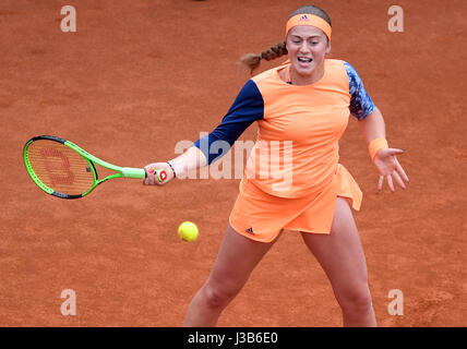 Prague, République tchèque. Le 05 mai, 2017. Jelena Ostapenko (LAT), photo, en action lors du match contre Kristyna Pliskova Prague dans le tournoi Open de tennis féminin, le 5 mai 2017. Credit : Katerina Sulova/CTK Photo/Alamy Live News Banque D'Images