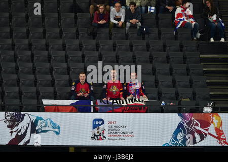 Paris, France. Le 05 mai, 2017. République tchèque fans regarder le match La Finlande contre la Biélorussie au cours des Championnats du Monde de Hockey sur glace en France, à Paris, le 5 mai 2017. Credit : Michal Kamaryt/CTK Photo/Alamy Live News Banque D'Images