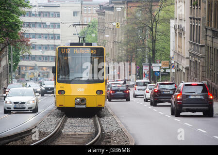 Stuttgart, Allemagne. Le 05 mai, 2017. Voitures de route par un tram exploité par des Tramways de Stuttgart (Stuttgarter Straßenbahnen AG AG, SSB) à Stuttgart, Allemagne, 05 mai 2017. Une taxe sur le transport aérien est actuellement en discussion dans le cadre d'un plan éventuel de maintenir la qualité de l'air. Dit la taxe serait d'encourager les propriétaires à laisser leur voiture à la maison et prendre les bus et trams à la place. Photo : Lino Mirgeler/dpa/Alamy Live News Banque D'Images