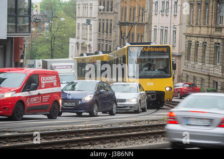 Stuttgart, Allemagne. Le 05 mai, 2017. Un tramway exploité par des Tramways de Stuttgart (Stuttgarter Straßenbahnen AG AG, SSB) au milieu de la circulation à Stuttgart, Allemagne, 05 mai 2017. Une taxe sur le transport aérien est actuellement en discussion dans le cadre d'un plan éventuel de maintenir la qualité de l'air. Dit la taxe serait d'encourager les propriétaires à laisser leur voiture à la maison et prendre les bus et trams à la place. Photo : Lino Mirgeler/dpa/Alamy Live News Banque D'Images