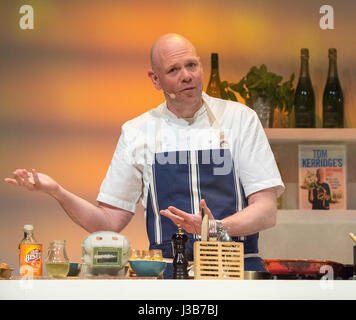 Harrogate, Royaume-Uni. 5 mai, 2017. Tom Kerridge, présentatrice TV et Chef étoilé au guide Michelin de vivre dans le Supertheater au BBC Good Food Show événement printanier à Harrogate. Tom a admis sur scène qu'il utilise les granules de sauce à la maison plutôt que de faire son propre stock. Plus de 100 exposants présentent leurs produits alimentaires à l'événement de trois jours. Bailey-Cooper Photo Photography/Alamy Live News Banque D'Images