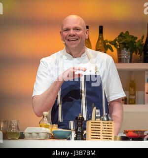 Harrogate, Royaume-Uni. 5 mai, 2017. Tom Kerridge, présentatrice TV et Chef étoilé au guide Michelin de vivre dans le Supertheater au BBC Good Food Show événement printanier à Harrogate. Plus de 100 exposants présentent leurs produits alimentaires à l'événement de trois jours. Bailey-Cooper Photo Photography/Alamy Live News Banque D'Images