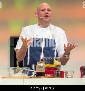 Harrogate, Royaume-Uni. 5 mai, 2017. Tom Kerridge, présentatrice TV et Chef étoilé au guide Michelin de vivre dans le Supertheater au BBC Good Food Show événement printanier à Harrogate. Plus de 100 exposants présentent leurs produits alimentaires à l'événement de trois jours. Bailey-Cooper Photo Photography/Alamy Live News Banque D'Images