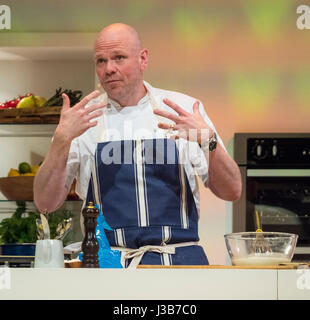 Harrogate, Royaume-Uni. 5 mai, 2017. Tom Kerridge, présentatrice TV et Chef étoilé au guide Michelin de vivre dans le Supertheater au BBC Good Food Show événement printanier à Harrogate. Plus de 100 exposants présentent leurs produits alimentaires à l'événement de trois jours. Bailey-Cooper Photo Photography/Alamy Live News Banque D'Images