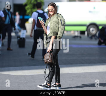 New York, New York, USA. 04 mai, 2017. La comédienne brésilienne Bruna Marquezine est vu dans Manhattan à New York aux États-Unis. (PHOTO : WILLIAM VOLCOV/BRÉSIL PHOTO PRESSE) Credit : Brésil Photo Presse/Alamy Live News Banque D'Images