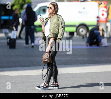New York, New York, USA. 04 mai, 2017. La comédienne brésilienne Bruna Marquezine est vu dans Manhattan à New York aux États-Unis. (PHOTO : WILLIAM VOLCOV/BRÉSIL PHOTO PRESSE) Credit : Brésil Photo Presse/Alamy Live News Banque D'Images