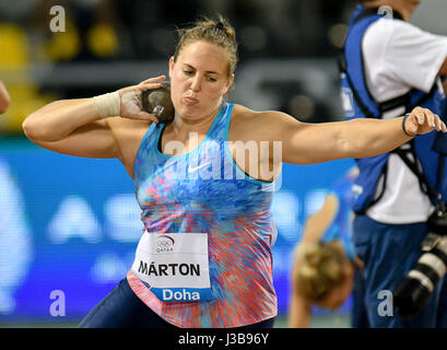 Doha, Qatar. 5 mai, 2017. Anita Marton de Hongrie fait concurrence au cours du lancer du concours de 2017 de l'IAAF Diamond League de Doha à Doha, capitale du Qatar, le 5 mai 2017. Anita Marton a pris la deuxième place avec 18,99 mètres. Credit : Nikku/Xinhua/Alamy Live News Banque D'Images