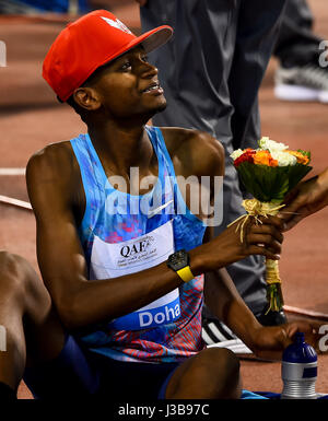 Doha, Qatar. 5 mai, 2017. Mutaz Essa Barshim du Qatar célèbre après avoir remporté la finale du saut en hauteur hommes de 2017 de l'IAAF Diamond League de Doha à Doha, capitale du Qatar, le 5 mai 2017. Mutaz Essa Barshim a soutenu le titre avec 2,36 mètres. Credit : Nikku/Xinhua/Alamy Live News Banque D'Images