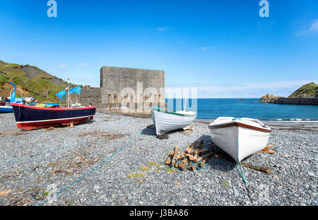 Bateaux de pêche sur la plage de Porthoustock sur la côte de Cornwall Banque D'Images