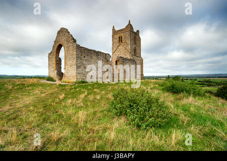 Les ruines de l'église Saint-Michel d'en haut de Burrow Mump dans la campagne du Somerset Banque D'Images