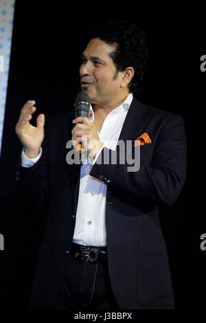 New Delhi, Inde. 06Th Mai, 2017. L'ancien joueur de cricket indien Sachin Tendulkar parle pendant le lancement Smartron. srt téléphone intelligent. Credit : Ravi Prakash/Pacific Press/Alamy Live News Banque D'Images