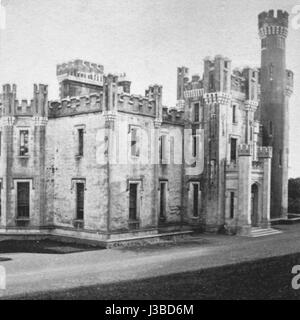 Le château de Dromore, situé dans le comté de Down, en Irlande du Nord, a été construit au 19ème siècle et a été un point de repère notable dans la région. Il est connu pour son architecture distinctive et son emplacement pittoresque près des montagnes de Mourne. Banque D'Images