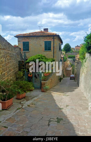 Vieilles maisons historiques de ruelle dans la vieille ville de Volterra, Italie avec texture Banque D'Images