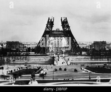 La Tour Eiffel en construction est une image emblématique de la fin du XIXe siècle. La tour, conçue par Gustave Eiffel, a été construite comme arc d'entrée de l'exposition universelle de 1889 à Paris. Banque D'Images
