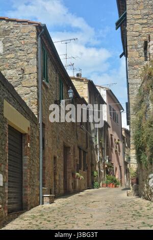 Vieilles maisons historiques de ruelle dans la vieille ville de Volterra, Italie Banque D'Images