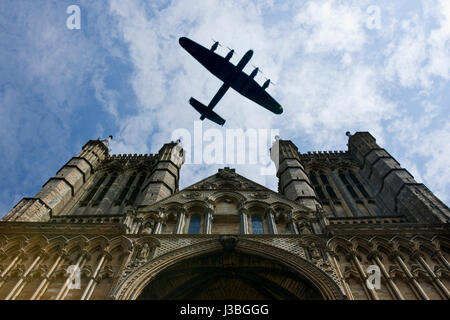 Bombardier Avro Lancaster PA474 de la Battle of Britain Memorial Flight faisant un défilé aérien faible sur la cathédrale de Lincoln en 2009 Banque D'Images