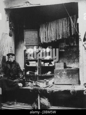 Le vieux bazar de Tbilissi, capturé par Ermakov, représente un marché historique à Tbilissi, en Géorgie, connu pour ses échanges culturels dynamiques, son artisanat traditionnel et son importance historique. Ce marché emblématique reflète la riche histoire de la région et constitue un point de repère culturel clé. Banque D'Images