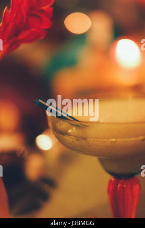 Alcohollic cocktail, mélange de glace marguarita dans un verre avec du sel Banque D'Images