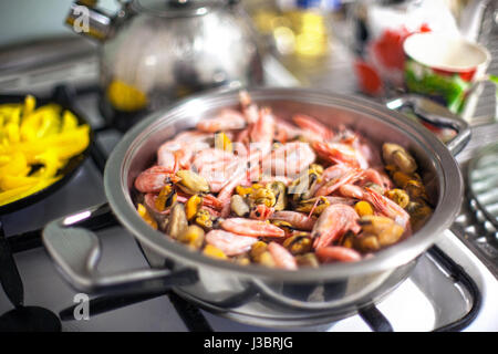 La cuisson des fruits de mer dans une poêle d'argent Banque D'Images