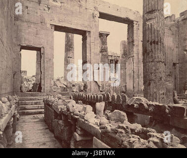 L'Erechtheum Propylaea est une structure située sur l'Acropole d'Athènes, qui fait partie de l'ancien complexe de temples grecs. Il a servi de porte monumentale, reliant l'Acropole au reste de la ville, mettant en valeur le style architectural complexe de la Grèce antique. Banque D'Images