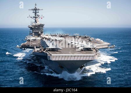 La Marine américaine de classe Nimitz porte-avions USS Theodore Roosevelt au cours de formation dans l'océan Pacifique le 30 avril 2017 au large de la côte de Californie du Sud. Banque D'Images