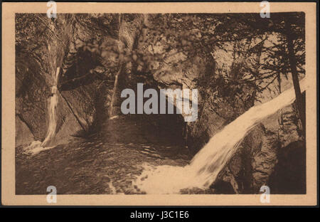 Le titre fait référence à la région environnante de Remouchamps, une localité en Belgique, mettant probablement en évidence son paysage naturel et ses caractéristiques régionales. Banque D'Images