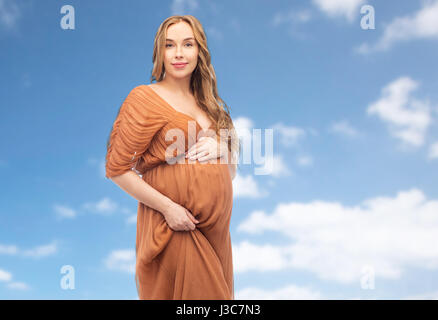Happy pregnant woman sur sky Banque D'Images