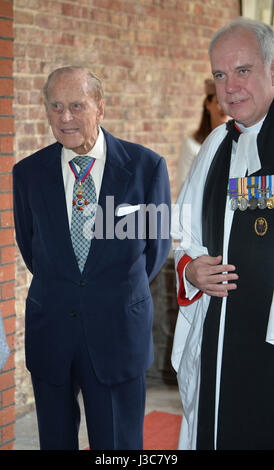 Le duc d'Édimbourg quitte avec le pasteur Paul Canon Wright à Chapelle Royale à St James's Palace, Londres, après un ordre de mérite. Banque D'Images