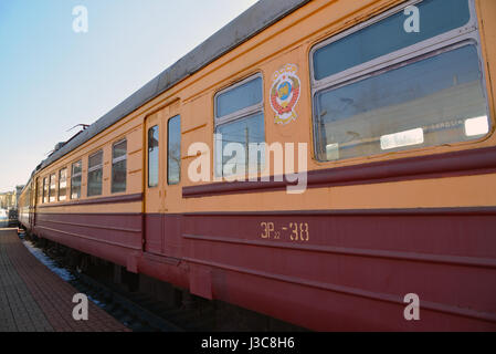 Moscou, Russie - Avril 1,2017. Train électrique soviétique avec l'emblème de l'URSS en musée d'histoire d'un Transport ferroviaire Banque D'Images