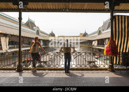 Porto Portugal Marché Bolhao, la vue depuis la galerie supérieure du Mercado do Bolhão historique dans le centre de Porto, Portugal. Banque D'Images