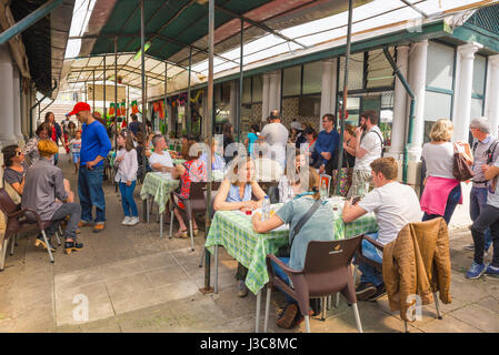Marché bolhão Porto Portugal, les visiteurs du célèbre Mercado do Bolhão dans Porto prendre le déjeuner dans un des nombreux restaurants en plein air à l'intérieur du marché. Banque D'Images