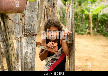 LA MULA, SANTIAGO DE CUBA, CUBA - 27 novembre : Portrait de la fille de Cuba dans l'une des provinces les plus pauvres, qui borde son primitif de base dans des ménages e Banque D'Images