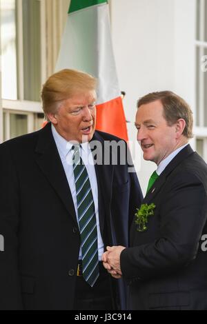 Le Président américain Donald Trump se félicite le Premier ministre irlandais, Enda Kenny, le Premier ministre irlandais de l'Irlande, à la Maison Blanche le 16 mars 2017 à Washington, D.C. Kenny est à Washington pour la journée annuelle de la St Patrick le déjeuner et visite. Banque D'Images