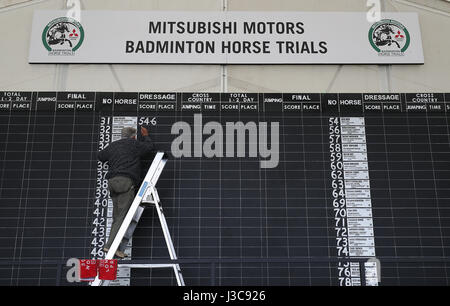 Le tableau de bord est mis à jour au cours de la deuxième journée de Badminton Horse Trials 2017. Banque D'Images