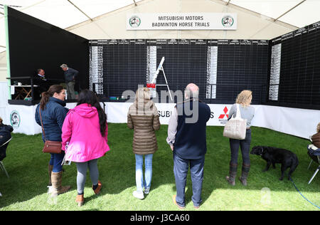 Le tableau de bord est mis à jour au cours de la deuxième journée de Badminton Horse Trials 2017. Banque D'Images