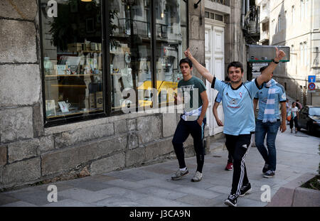 Celta Vigo fans avant l'UEFA Europa League, demi-finale match aller d'abord, à l'Estadio Municipal de Balaidos, Vigo. Banque D'Images