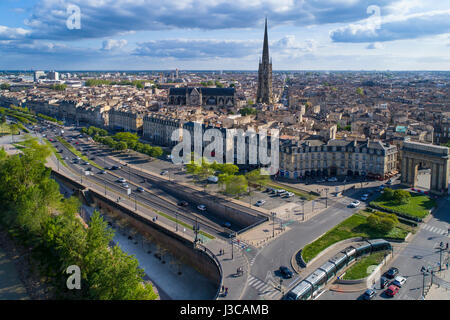 France, Gironde, Bordeaux, zone classée au Patrimoine Mondial de l'UNESCO, pont de pierre sur la Garonne, brique et pierre arch bridge inauguré en 18 Banque D'Images