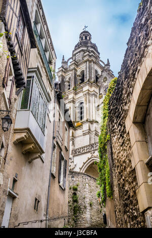 La France, l'Center-Val de Loire, Bloir, le clocher de la cathédrale de Blois vue à travers les ruelles étroites du vieux quartier Banque D'Images