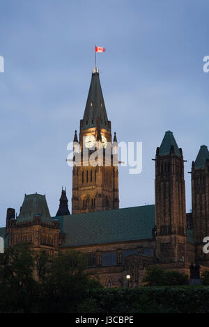 Bâtiment du Parlement canadien et la tour de la paix illuminée au crépuscule, Ottawa, Ontario, Canada. Banque D'Images