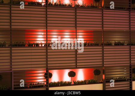 Balcons lumineux dans la cour intérieure de l'hôtel Sofitel, Budapest, Hongrie, Europe de l'Est. Banque D'Images