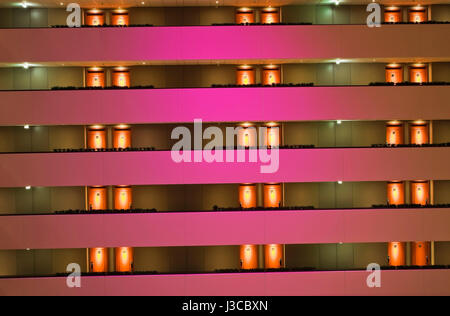 Allumé d'un balcon et de la chambre d'hôtel des portes dans la cour intérieure de l'hôtel Sofitel, Budapest, Hongrie, Europe de l'Est. Banque D'Images