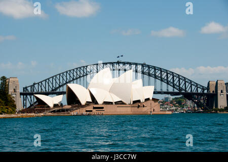 SYDNEY, AUSTRALIE - 12 décembre 2016 : l'Opéra de Sydney vu de la Farm Cove Banque D'Images