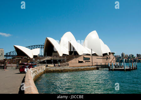 SYDNEY, AUSTRALIE - 12 décembre 2016 : l'Opéra de Sydney vu de la Farm Cove Banque D'Images