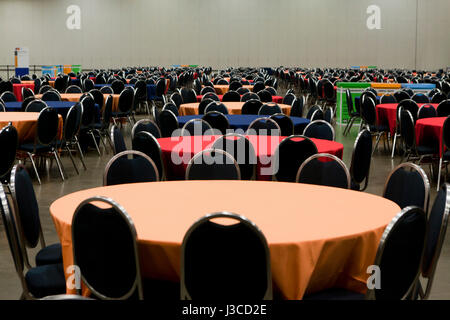 Tables et chaises pour configuration grande événement - USA Banque D'Images